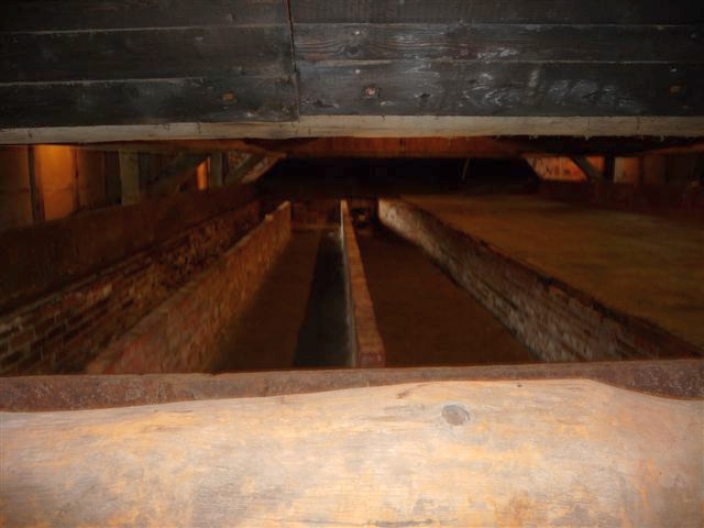 012 Leitkanal.jpg - Durch diese Kanäle wurde die erhitzte Luft geleitet. Darüber die Salzpfannen.